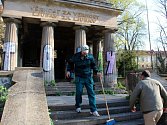 Úklid Jihoslovanské mauzolea před návštěvou chorvatské velvyslankyně