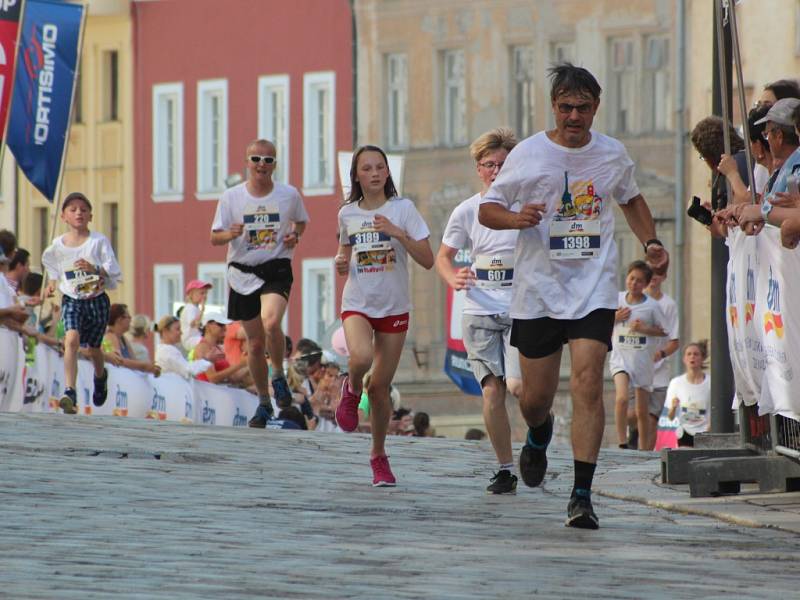 Součástí Olomouckého půlmaratonu je i Rodinný běh. V 17 hodiny se na něj vydaly stovky účastníků.