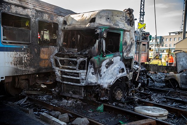 Srážka vlaku s nákladním automobilem a následný požár v Divišově ulici, 17. října 2023, Olomouc.