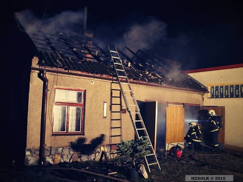 Hasiči zasahují u požáru garáží ve Střížově