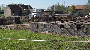 V Dluhonicích začne demolice budov, které stojí v cestě budoucí dálnici D1. Prostranství u hřiště už obsadila stavební technika. 27. dubna 2023