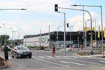 Přestavěná křižovatka ulic Schweitzerova, Jeremiášova a Zikova se 30. května 2022 otevřela pro motoristy a chodce