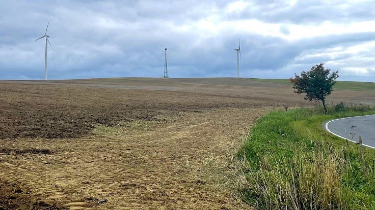 Nejstarší větrníky na Olomoucku se točí u Hraničných Petrovic, v sousedství Jívové. Září 2021