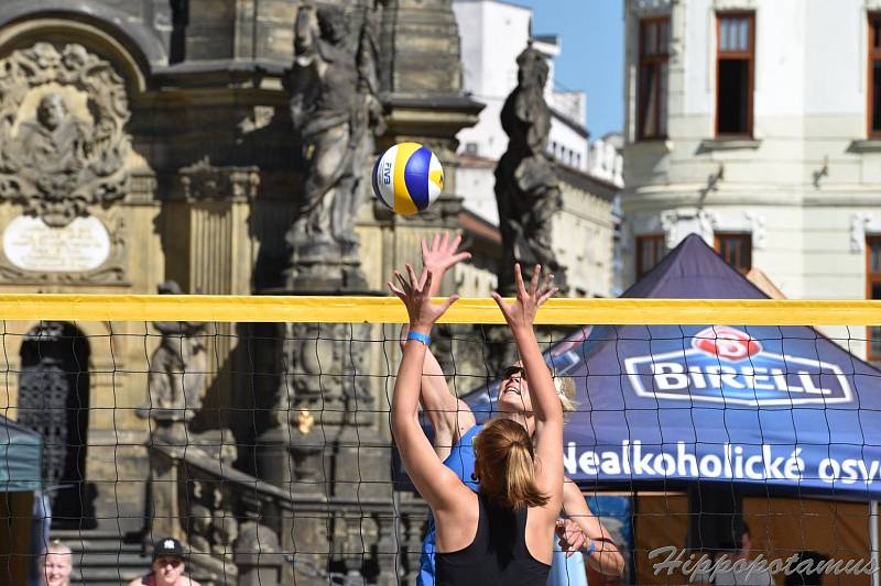 Beach-volejbalová show olomouckých a šternberských volejbalistek na olomouckém Horním náměstí