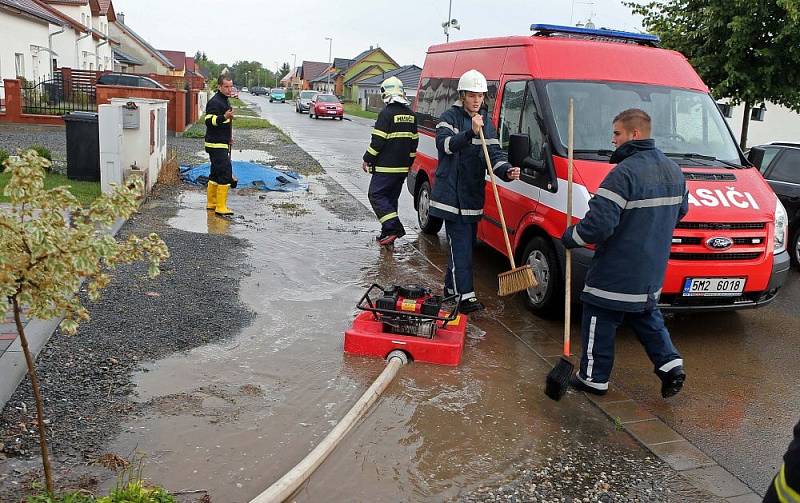 30.7.2014. Hasiči v Olšanech u Prostějova odčerpávají vodu po vydatné bouřce