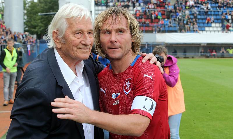 Karel Brückner a Pavel Nedvěd na Zápase století v září 2019 na Andrově stadionu v Olomouci