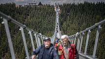 Nejdelší visutý most pro pěší na světě Sky Bridge 721, 9. května 2022, Dolní Morava. Ve výšce 95 metrů překonává údolí Mlýnského potoka z horského hřebene Slamník na hřeben Chlum.