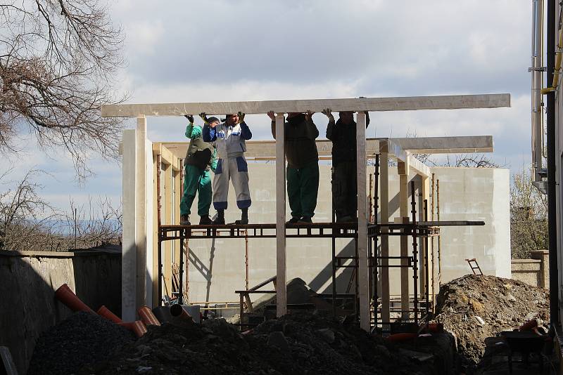 Ve dvoře základní školy v Drahanovicích vzniká nová venkovní učebna