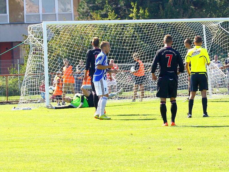 Fotbalisté Uničova (v modrém) proti Orlové