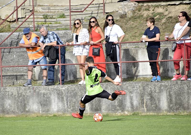 Konice (v bílém) ve šlágru I.A třída padla s Olešnicí rozdílem jediné branky - 1:2. 26.9. 2021