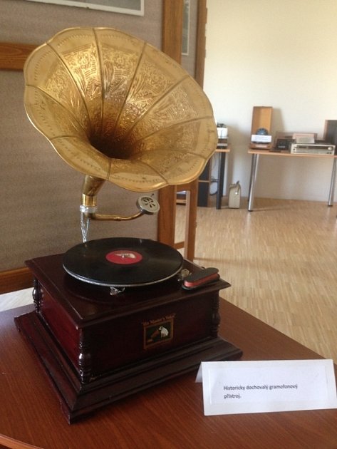 Gramofony na kliku i moderní kousky, výstava mapuje výrobky litovelské  Tesly - Olomoucký deník