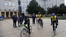 Retro cyklo jízda sokolů z Frýdku - Místku do Lán. Zastávka v Olomouci u pomníku TGM