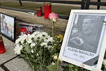 Také lidé v Olomouci uctili památku opozičního lídra Alexeje Navalného. Před orlojem na Horním náměstí položili květiny a zapálili svíčky.