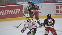 Hokejisté HC Olomouc (v černém) proti HC Dynamo Pardubice (1:2).