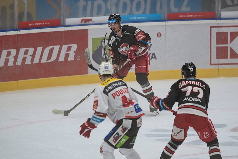 Hokejisté HC Olomouc (v černém) proti HC Dynamo Pardubice (1:2).