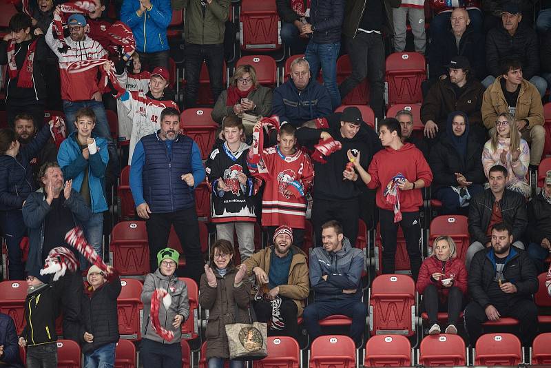 Hokejisté HC Olomouc (v černém) proti HC Dynamo Pardubice (1:2).