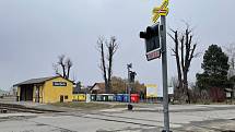 Železniční přejezd v obci Skrbeň, březen 2021