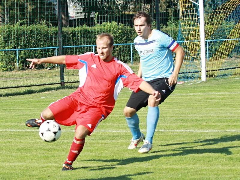 Fotbalisté Šternberka (v červeném) proti Kozlovicím