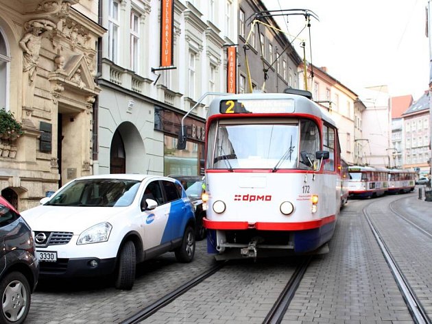 Tramvaje v Pekařské ulici v centru Olomouce ve čtvrtek 29. listopadu zastavilo špatně zaparkované auto