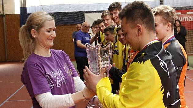 Lucie Fabíková předává trofej vítěznému týmu ZŠ Zubří.