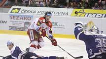 Olomoučtí hokejisté (v bílém) porazili ve čtvrtém utkání čtvrtfinále Plzeň 2:1. Stav série je 3:1 pro Plzeň.