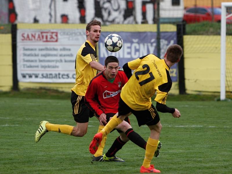 Nové Sady (ve žlutém) porazily Klenovice 10:1.