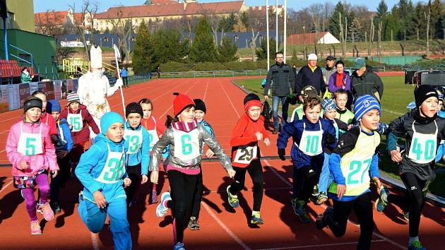 Mikulášský běh na atletickém stadionu v Olomouci