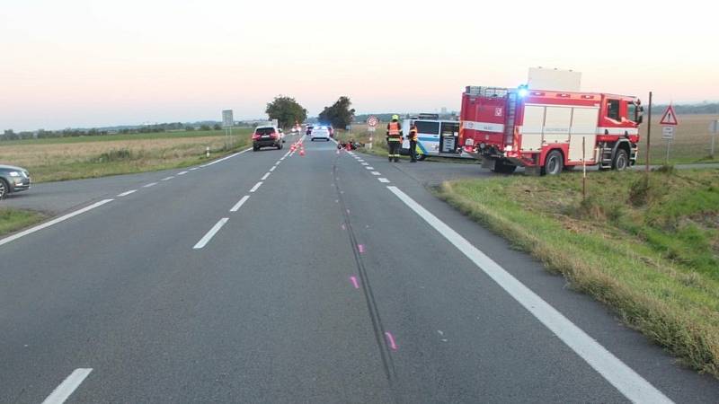 Srážka fabie s motorkou na hlavním tahu z Olomouce do Šternberka u odbočky na Dolany.