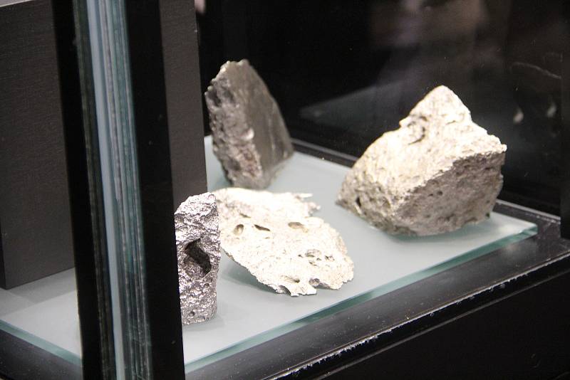 Unikátní meteority jsou během výstavy ve VMO uloženy v bezpečnostní vitríně, nepřetržitě ji hlídají ozbrojení policisté.