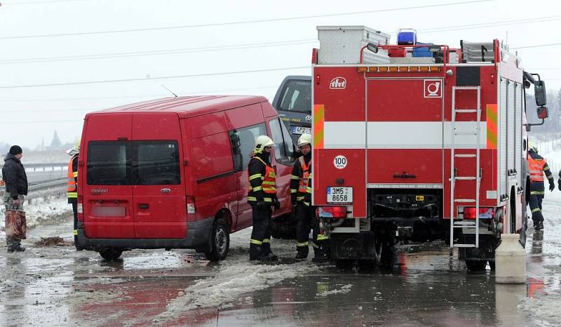 Odklízení následků hromadné nehody na D1 u Hranic. 3. dubna 2013