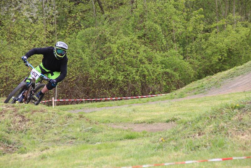 V bikeparku v Olomouci - Nemilanech se v sobotu soutěžilo ve sjezdu bez řetězu a ve skocích.