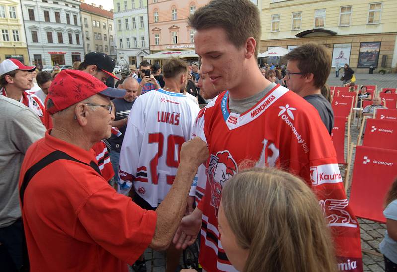 Představení nových dresů a autogramiáda HC Olomouc na Horním náměstí