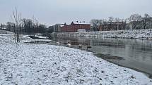 Řeka Morava v Olomouci u vysokoškolských kolejí, 9. února 2021