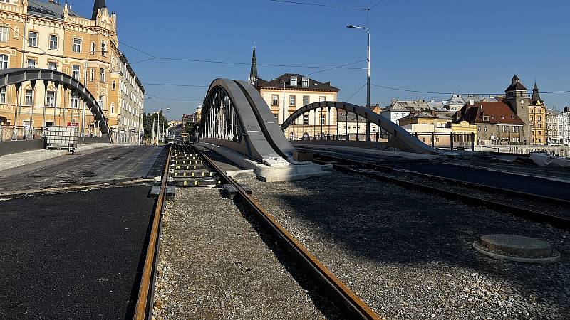 Stavba mostu a tramvajové trati přes Moravu v Masarykově ulici v Olomouci, 5. června 2022