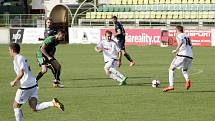 Fotbalisté 1. HFK Olomouc (v bílém) prohráli s Petřkovicemi 0:2