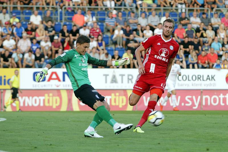 Olomoučtí fotbalisté (v červeném) remizovali se Slováckem 0:0Milan Heča (brankář) a  Tomáš Chorý