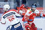 Utkání Tipsport extraligy mezi HC Dynamo Pardubice (v bíločerveném) a HC Olomouc