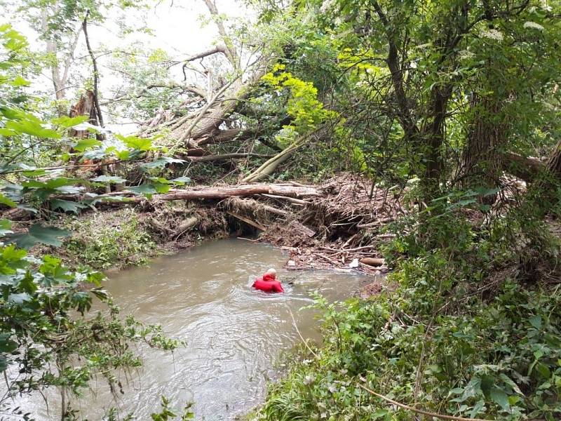 Třetí den pátrání po pohřešované ženě z Oskavy, kterou strhl proud při bleskové povodni. 10. června 2020