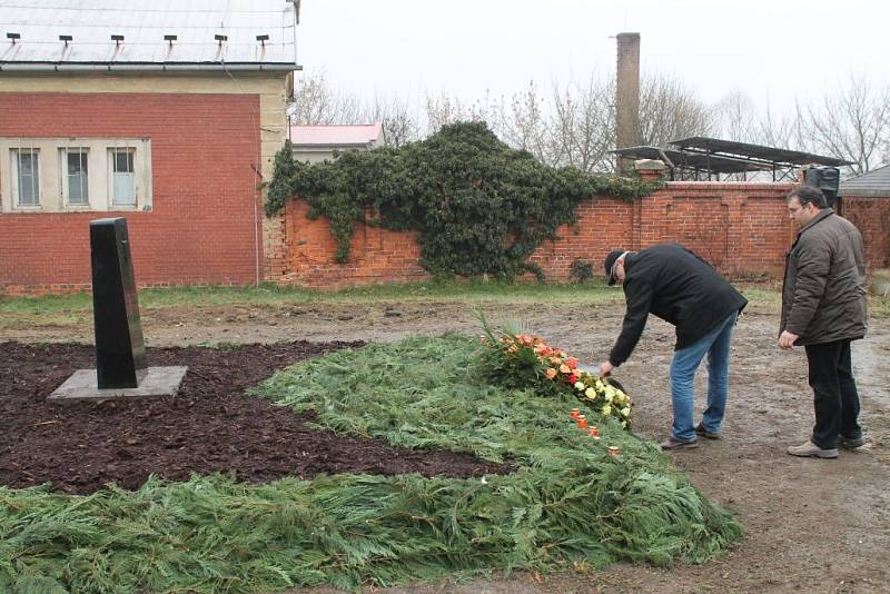 Pietní akt k uložení části kosterních ostatků, které našli archeologové během průzkumu v rámci rekonstrukce Pavilonu A Výstaviště Flora Olomouc.