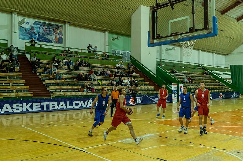 Zápas Final Four Univerzitní basketbalové ligy mezi UP Olomouc a UK Praha