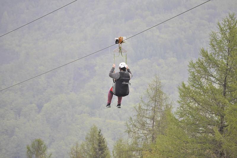 Lanový skluz zipline přes Šumenské údolí ve Sport areálu Klíny v Krušných horách