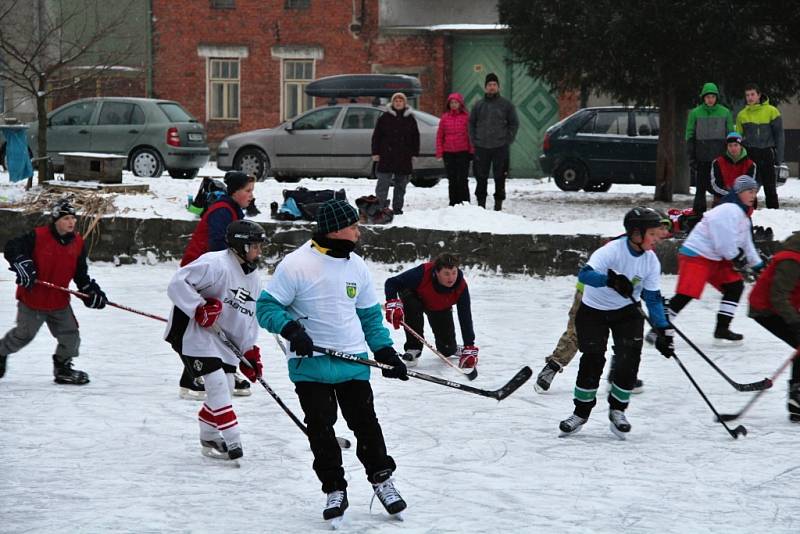 Hokejisté se na lašťanském rybníku utkali v prvním ročníku hokejových her Winter classic games.