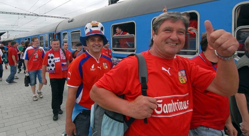 Speciální vlak do polské Wroclavy na fotbalové Euro 2012 stavěl i v Přerově. Nabral desítky bujarých fanoušků