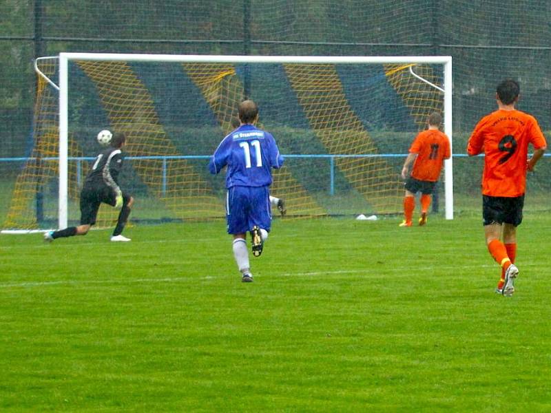 Fotbalisté Šternberka (v bílém) proti Velkým Losinám