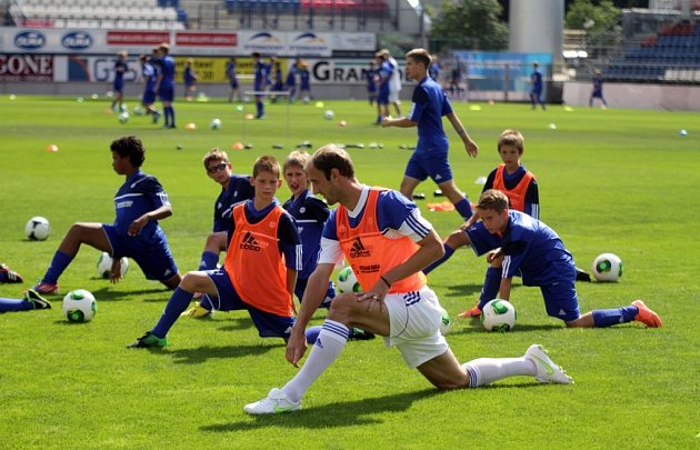 Fotbalová škola Romana a Michala Hubníkových v Olomouci - Roman Hubník v popředí