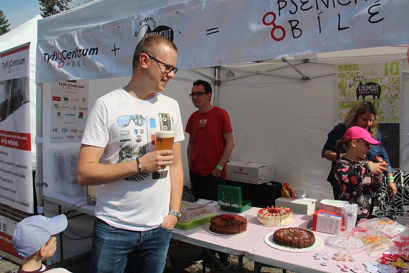 Olomoucký Garden Food Festival servíruje burgery, ústřice i cvrčky.