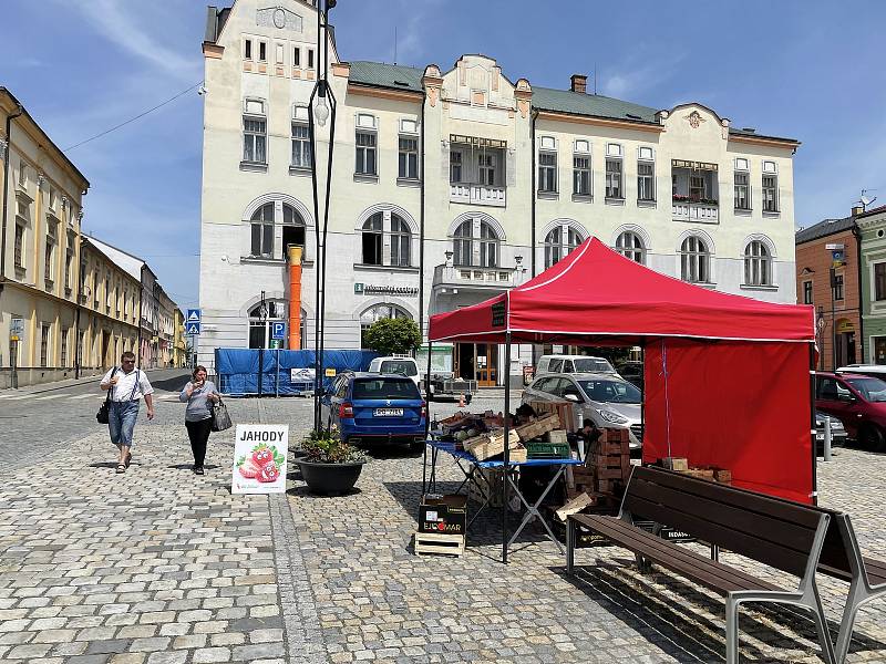 Prodejní stánek na nám. Přemysla Otakara v Litovli, 15. června 2021