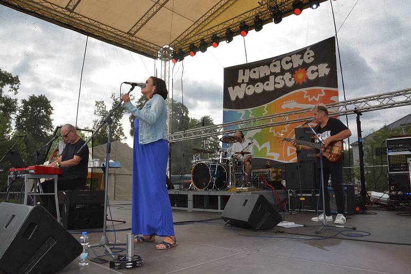 Festival Hanácké Woodstock, který se konal v sobotu odpoledne ve Velké Bystřici, přitáhl davy lidí. Na koncertě Vašo Patejdla se pod pódiem i tančilo.