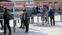 Výstava, která obrazově připomíná události kolem vzniku republiky před sto lety, na Horním náměstí v Olomouci