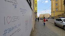 Ohrada v proluce u Muzea umění Olomouc jako prostor pro vzkazy v době vyhroceného sporu ministra kultury Staňka a vedení muzea - květen 2019